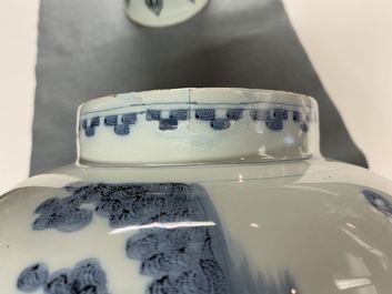 Een driedelig blauw-wit Delfts kaststel met chinoiserie decor, 17/18e eeuw